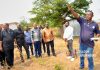 Kwango : Willy Bitwisila reçoit les explications des opérations techniques sur le site de construction de l’hôpital provincial